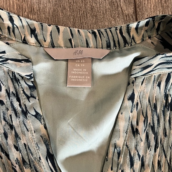 H&M Flutter Sleeved Dress - Picture 5 of 7